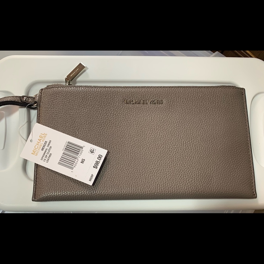 🎈SOLD❤️Michael Kors large zip wristlet, NWT
